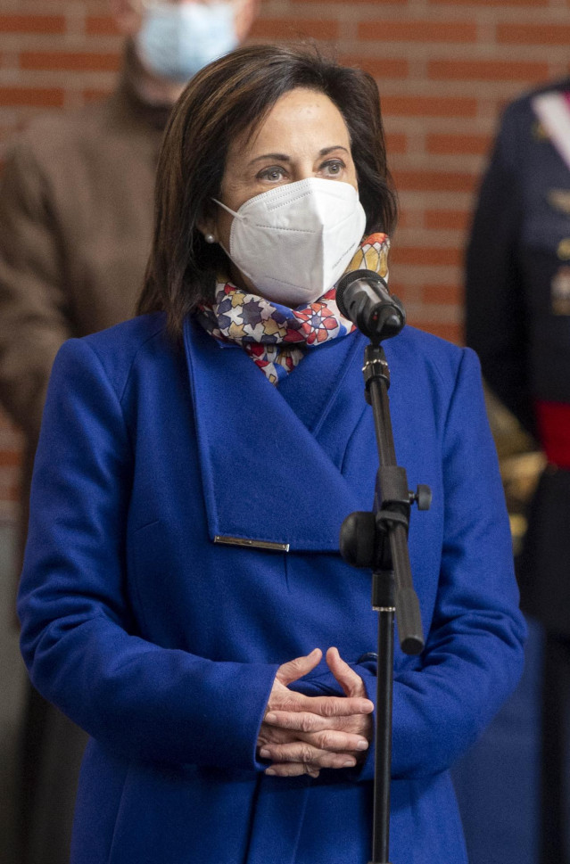 La ministra de Defensa, Margarita Robles, interviene durante una visita a la Brigada 
