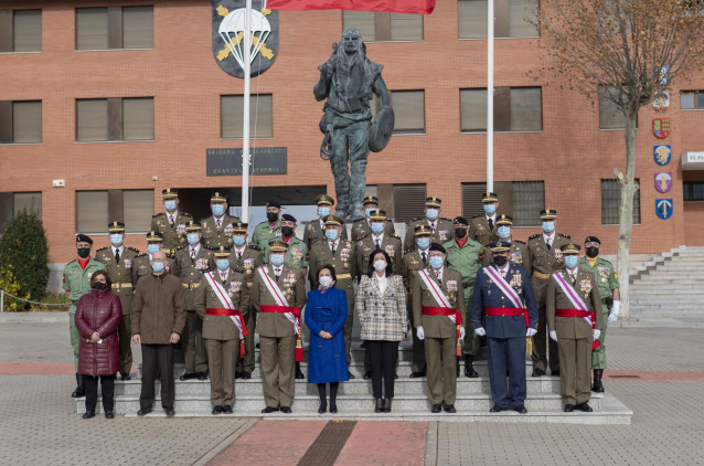 La ministra de Defensa, Margarita Robles (c), posa en una fotografía durante una visita a la Brigada 