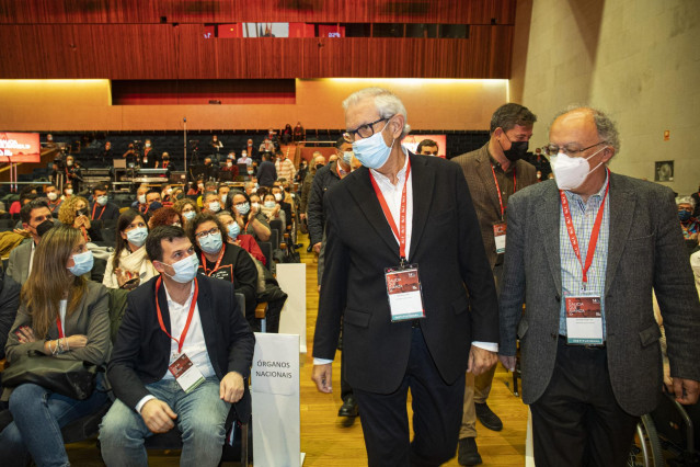 (I-D) El exsecretario del PSdeG, Gonzalo Caballero, sentado; el expresidente de la Xunta de Galicia, Emilio Pérez Touriño y el expresidente de la Xunta de Galicia, Fernando González Laxe, a su llegada a la primera jornada del 14º Congreso del PSdeG, en el