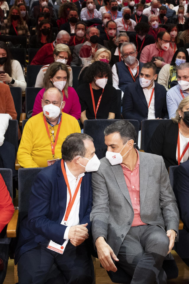 El alcalde de Vigo, Abel Caballero (i), y el secretario general del PSOE y presidente del Gobierno, Pedro Sánchez, conversan en la primera jornada del 14º Congreso del PSdeG, en el Palacio de Congresos y Exposiciones de Galicia, a 7 de diciembre de 2021,