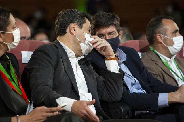 El  presidente de la Junta de Andalucía, Juanma Moreno (i), charla con el  coordinador de Ciudadanos (Cs) en Andalucía y vicepresidente de la Junta de Andalucía, Juan Marín (d) en el XVI Congreso Autonómico del PP Andaluz que se desarrollará este fin de s