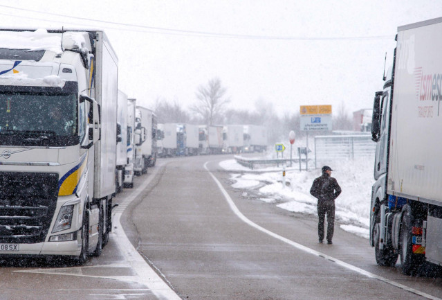 Varios camiones circulan mientras nieva, a 28 de noviembre de 2021, en Burgos