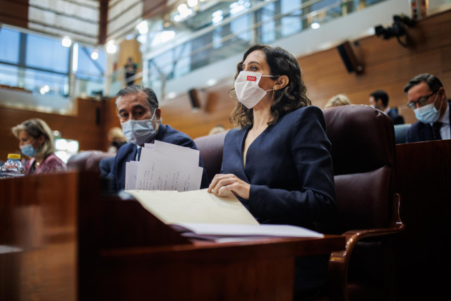 La presidenta de la Comunidad de Madrid, Isabel Diaz Ayuso, en una sesión plenaria en la Asamblea de Madrid, a 9 de diciembre de 2021, en Madrid, (España). Durante el pleno se ha aprobado la mayor bajada del IRPF de la región, que reducirá 0,5 puntos cada