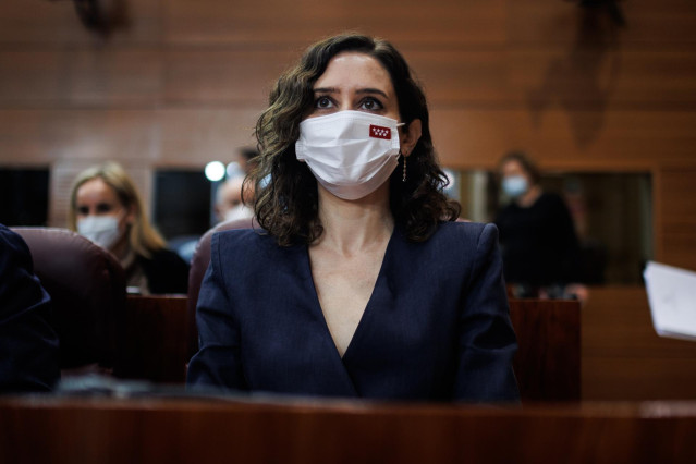 La presidenta de la Comunidad de Madrid, Isabel Diaz Ayuso, en una sesión plenaria en la Asamblea de Madrid, a 9 de diciembre de 2021, en Madrid, (España). Durante el pleno se ha aprobado la mayor bajada del IRPF de la región, que reducirá 0,5 puntos cada