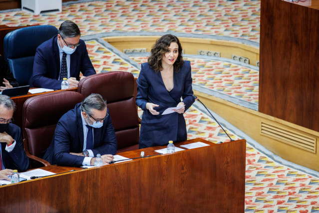 La presidenta de la Comunidad de Madrid, Isabel Díaz Ayuso, interviene en una sesión plenaria en la Asamblea de Madrid, a 9 de diciembre de 2021, en Madrid, (España). Durante el pleno se ha aprobado la mayor bajada del IRPF de la región, que reducirá 0,5
