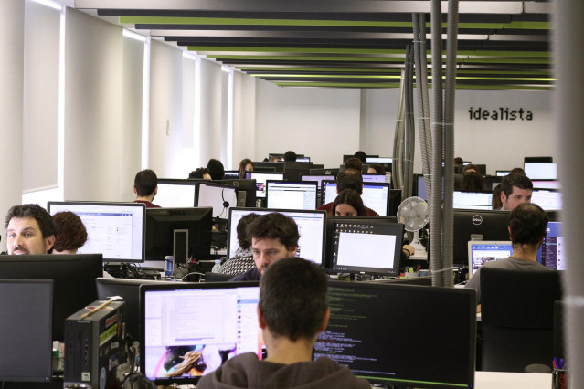 Archivo - Trabajadores de la empresa Idealista colocados en sus puestos de trabajo, en Madrid, (España).