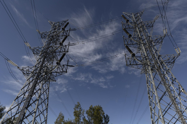 Dos torres eléctricas, a 12 de noviembre de 2021, en Madrid, (España). El Índice de Precios de Consumo (IPC) subió un 1,8% en octubre en relación al mes anterior y disparó su tasa interanual hasta el 5,4%, casi 1,5 puntos por encima de la tasa de septiemb