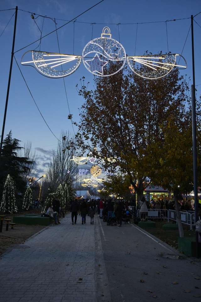 Un grupo de personas a la entrada del recinto ferial Mágicas Navidades, a 5 de diciembre de 2021, en Torrejón de Ardoz, Madrid (España). El recinto Mágicas Navidades es el mayor Parque de la Navidad de España. Cuenta con espectáculos como la brillante exh