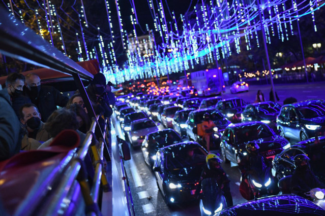Varios pasajeros en el autobús Naviluz el primer día de la puesta en marcha del servicio en 2021 en Madrid (España).