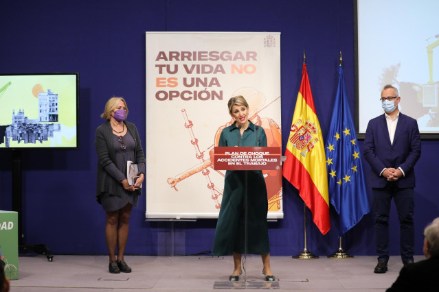 (I-D) La directora general de la Inspección de Trabajo, Carmen Collado; la vicepresidenta segunda del Gobierno y ministra de Trabajo, Yolanda Díaz, y el director del INSST, Carlos Arranz
