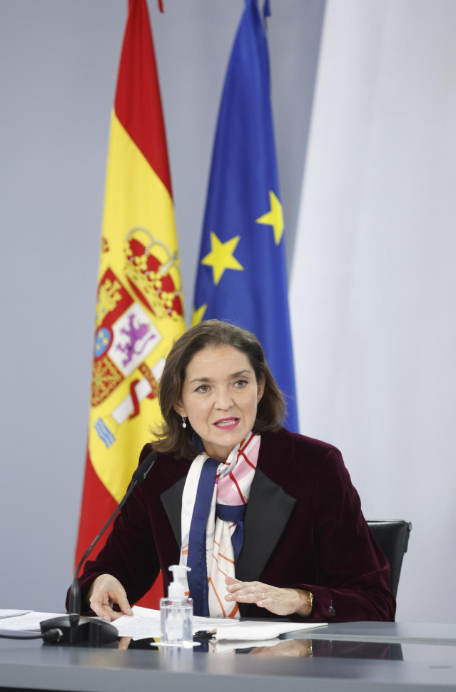 La ministra de Industria, Comercio y Turismo, Reyes Maroto, comparece tras una reunión del Consejo de Ministros, a 7 de diciembre de 2021, en Madrid (España). Durante la rueda de prensa han confirmado la aprobación de la nueva regulación del Fondo para la