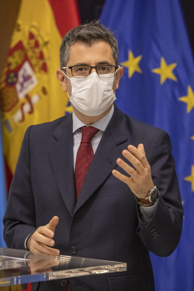 El ministro de la Presidencia, Relaciones con las Cortes y Memoria Democrática, Félix Bolaños, en una rueda de prensa  después de su reunión con el presidente del Principado de Asturias en la sede de la Presidencia, a 26 de noviembre de 2021, en Oviedo, A