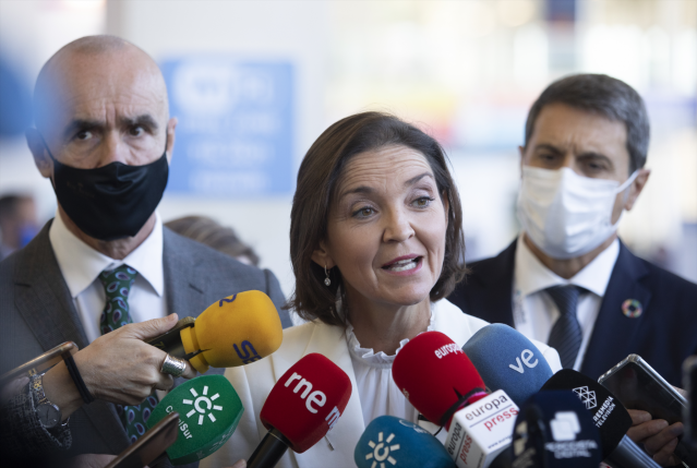 La ministra de Industria, Comercio y Turismo, Reyes Maroto, atiende a los medios de comunicación.
