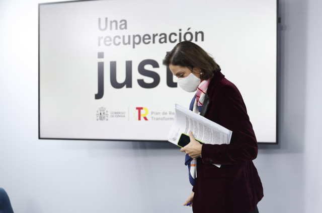 La ministra de Industria, Comercio y Turismo, Reyes Maroto, tras una comparecencia posterior a una reunión del Consejo de Ministros, a 7 de diciembre de 2021, en Madrid (España).