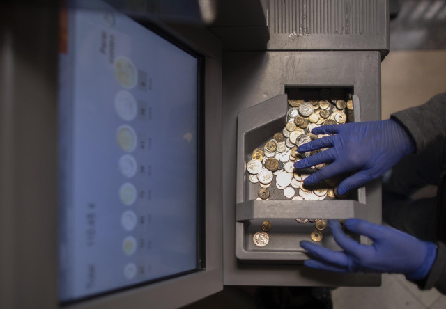 Archivo - Una de las máquinas que cuenta pesetas en el Banco de España, a escasos días de expirar el plazo para cambiar las antiguas divisas y despedirse de esta moneda de forma definitiva