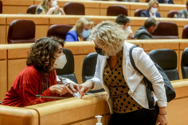Archivo - La ministra de Hacienda, María Jesús Montero (i), mantiene una conversación con la senadora de ERC, Mireia Cortés (d), durante una sesión de control al Gobierno en el Senado, a 2 de noviembre de 2021, en Madrid, (España). Las medidas para frenar