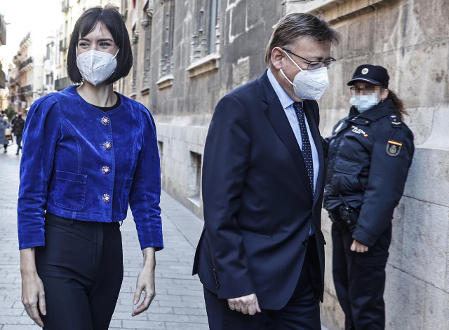El presidente de la Generalitat Valenciana, Ximo Puig (d), recibe a la ministra de Ciencia e Innovación, Diana Morant (i) a su llegada al Palau de la Generalitat, a 9 de diciembre de 2021, en Valencia