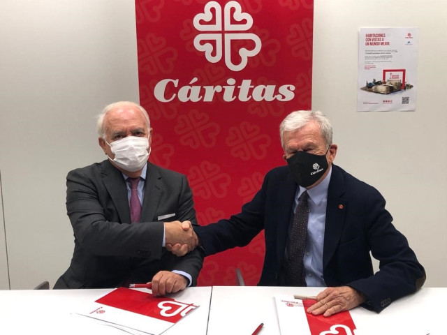 La AEHM firma un convenio con Cáritas para ayudar a personas vulnerables.