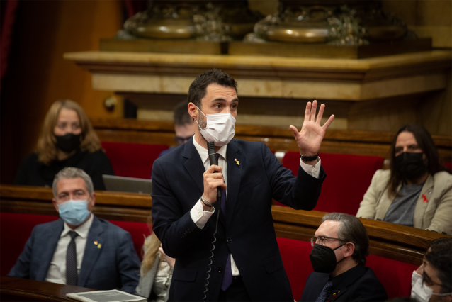 El conseller de Empresa de la Generalitat, Roger Torrent, interviene en una segunda sesión del Pleno del Parlament de Catalunya, a 1 de diciembre de 2021, en Barcelona, Cataluña, (España). El pleno del Parlament de esta semana centra su debate en la votac