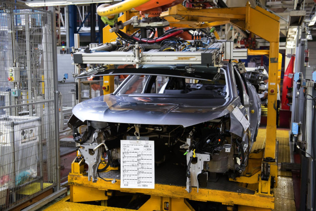 Archivo - Línea de montaje de la planta de PSA Peugeot Citroën en Vigo.