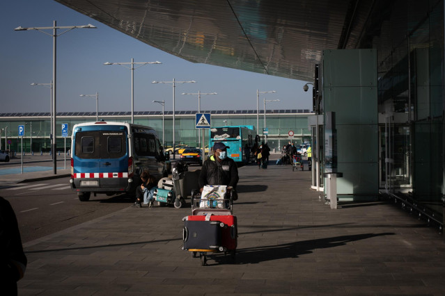 Un hombre con un carro de maletas en las inmediaciones del aeropuerto de El Prat, a 19 de noviembre de 2021, en Barcelona, Cataluña (España).