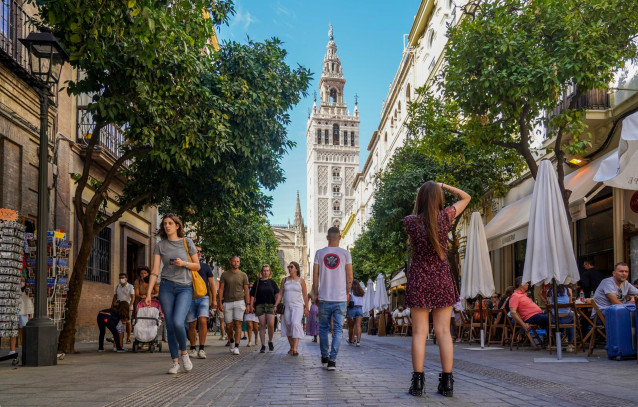 Archivo - Gran cantidad de turistas por el entorno de  la Catedral de Sevilla.