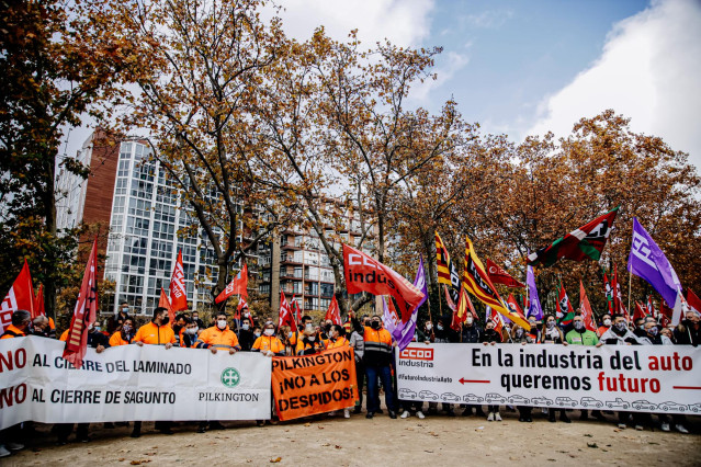 Un grupo de personas con pancartas y banderas durante una manifestación del sector del automóvil, frente al Ministerio de Industria, Comercio y Turismo, a 22 de noviembre de 2021, en Madrid, (España).