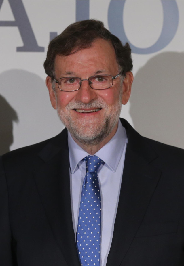 El expresidente del Gobierno Mariano Rajoy, posa en la presentación de su libro ‘La política para adultos’, en el Real Casino de Madrid, a 1 de diciembre de 2021, en Madrid (España).