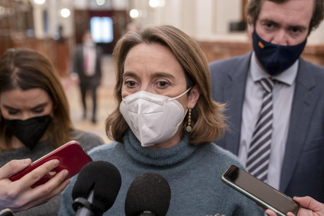 La portavoz del PP en el Congreso, Cuca Gamarra, ofrece declaraciones a los medios