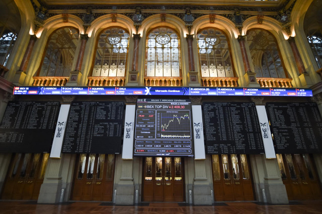 Valores del Ibex 35, en el Palacio de la Bolsa, a 26 de noviembre de 2021, en Madrid, (España).