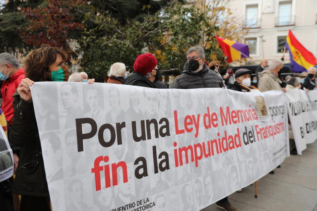 Varias personas sostienen una pancarta que reclama 
