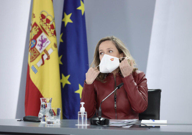 La vicepresidenta primera y ministra de Asuntos Económicos, Nadia Calviño, comparece en una rueda de prensa posterior a una reunión del Consejo de Ministros, en el complejo de la Moncloa, a 10 de diciembre de 2021, en Madrid (España).