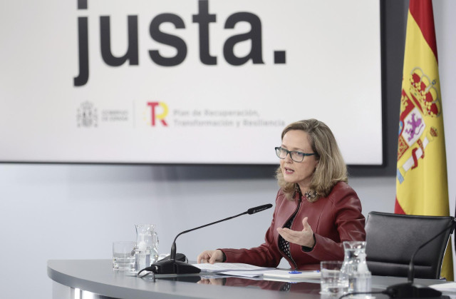 (La vicepresidenta primera y ministra de Asuntos Económicos, Nadia Calviño, comparece en una rueda de prensa posterior a una reunión del Consejo de Ministros