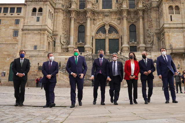 Revilla y otros presidentes autonómicos posan en la Plaza del Obradoiro tras participar en la ‘Cumbre de Santiago de Compostela' sobre el modelo de financiación autonómica
