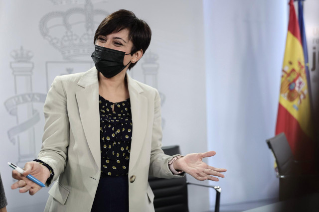 La ministra de Política Territorial y portavoz del Gobierno, Isabel Rodríguez, conversa con los periodistas tras una rueda de prensa posterior a una reunión del Consejo de Ministros, en el complejo de la Moncloa, a 10 de diciembre de 2021, en Madrid