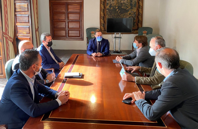 Reunión del presidente del Cabildo de La Palma, Mariano Hernández, con los hoteleros