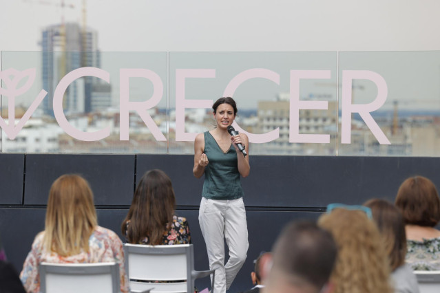 Archivo - Imagen de recurso de la ministra de Igualdad, Irene Montero, durante un acto de la ministra de Derechos Sociales y líder de Podemos, Ione Belarra, a 11 de junio de 2021, en Zaragoza, Aragón (España).