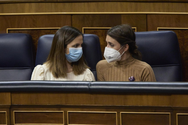 La ministra de Derechos Sociales y Agenda 2030, Ione Belarra (i), y la ministra de Igualdad Irene Montero (d), conversan en una sesión plenaria, en el Congreso de los Diputados, a 2 de diciembre de 2021, en Madrid  (España). El Pleno del Congreso vota est