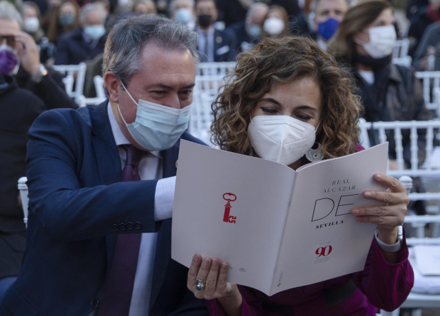 La ministra de Hacienda y Función Pública, María Jesús Montero, y el secretario general del PSOE-A, Juan Espadas