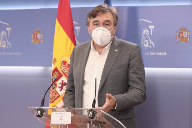 Archivo - El presidente de Teruel Existe, Tomás Guitarte, ofrece una rueda de prensa tras la reunión conjunta de los partidos que conforman el Grupo Mixto con la vicepresidenta primera del Gobierno y ministra de la Presidencias y de Relaciones con las Cor