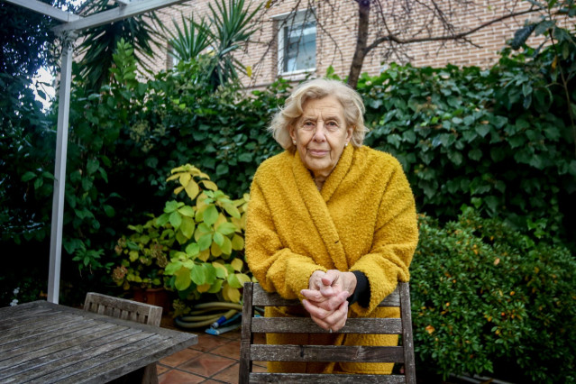 La abogada laborista, jueza emérita y exalcaldesa de Madrid, Manuela Carmena, posa tras una entrevista con Europa Press en su domicilio, a 10 de diciembre de 2021, en Madrid, (España). Carmena ha publicado recientemente ‘La joven política’, un libro que r