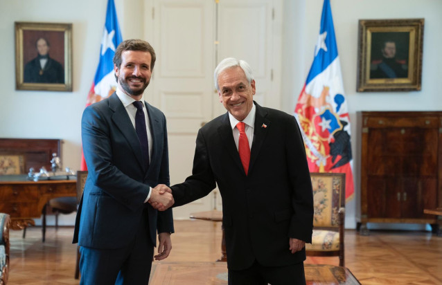 El presidente de Chile, Santiago Piñera, recibe al presidente del PP, Pablo Casado, en la Casa de la Moneda, sede de la Presidencia del país suramericano.