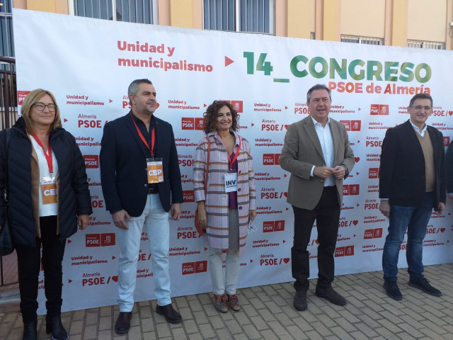 María Jesús Montero junto al Juan Espadas y Juan Antonio Lorenzo, en Roquetas de Mar (Almería)