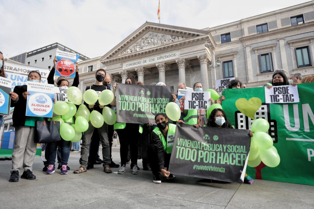 Archivo - Protesta durante la presentación de la ‘Ley de garantía del derecho a la vivienda digna y adecuada’, en la Plaza de las Cortes, frente al Congreso, el pasado 30 de septiembre