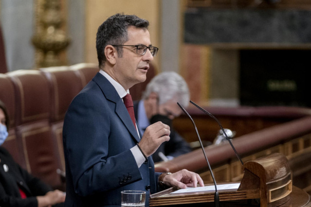 El ministro de la Presidencia, Relaciones con las Cortes y Memoria Democrática, Félix Bolaños, interviene en una sesión plenaria, en el Congreso de los Diputados, a 2 de diciembre de 2021, en Madrid (España).
