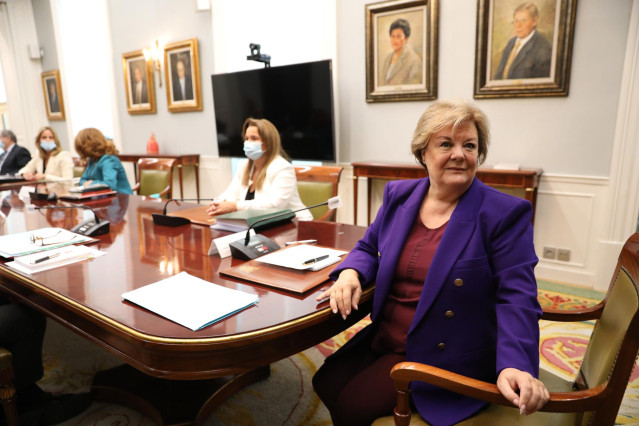 La nueva presidenta del Tribunal de Cuentas, Enriqueta Chicano Jávega, posa a la cámara en un pleno ordinario, en el Tribunal de Cuentas