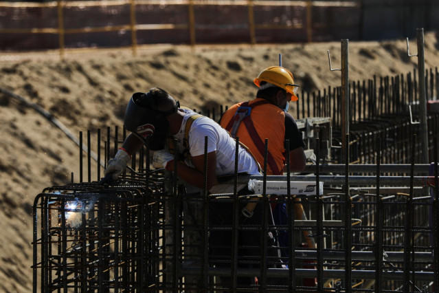 Archivo - Trabajadores en una obra