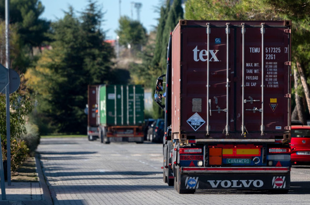 Archivo - Varios camiones circulan por una carretera, a 12 de noviembre de 2021, en Madrid (España)