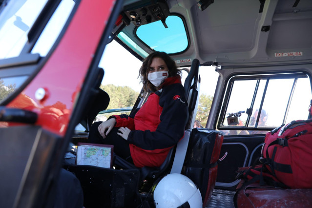 La presidenta de la Comunidad de Madrid, Isabel Díaz Ayuso, supervisa el dispositivo del Plan de Inclemencias Invernales, a 13 de diciembre de 2021, en el Puerto de Cotos, Rascafría, Madrid, (España). El plan ha sido puesto en marcha por el Gobierno regio