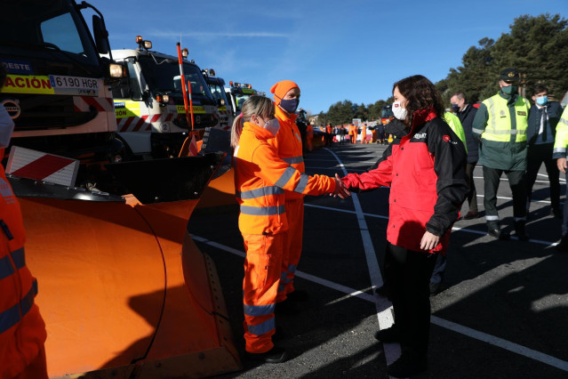La presidenta de la Comunidad de Madrid, Isabel Díaz Ayuso, saluda a su llegada al dispositivo del Plan de Inclemencias Invernales, a 13 de diciembre de 2021, en el Puerto de Cotos, Rascafría, Madrid, (España). El plan ha sido puesto en marcha por el Gobi